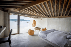 【デラックスヴィラ・クィーンベッド】海に面したガラス一面のお部屋はこちら