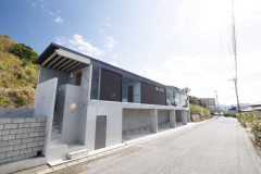 「ツムギ スイート ヴィラ」は、他の棟から道路を挟んだ建物の二階に位置しています。