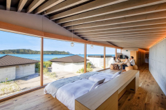 【ツムギ スイート ヴィラ】ガラス窓に映る景色は、刻一刻と移り変わる海や空の表情をまるで一枚の絵のように切り取ります。こちらのお部屋は海には面しておりません。