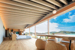 【ツムギ スイート ヴィラ】伝泊 The Beachfront MIJORAの中で最も広い86平米となっており、4名様までご宿泊いただけるスイートヴィラです。　こちらのお部屋は海には面しておりません。