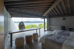 【サネン デラックス ヴィラ・トリプルベッド　シアター付】伝泊 The Beachfront MIJORAで唯一、3名様でご宿泊いただけるシアター付きヴィラです。