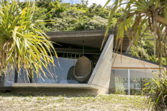 【サネン デラックス ヴィラ・トリプルベッド　シアター付】朝日が昇ると、窓から差し込む光が空間全体を優しく包み込みます