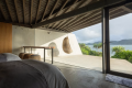【サネン デラックス ヴィラ・トリプルベッド　シアター付】ベッドに横たわりながら目を閉じると、波の音と鳥のさえずりが、静かに心を整えてくれます。