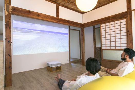 「サンゴ石垣と庭木の宿」 Yogiboやプロジェクターもご用意しております。