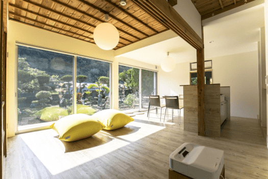 「サンゴ石垣と庭木の宿」 テラスから外に出て、庭やサンゴ石垣を眺めながらのお散歩も楽しみの1つです。