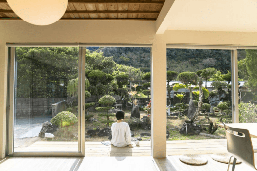 「サンゴ石垣と庭木の宿」 広々としたリビングには西日のきれいな光が差し込みます。