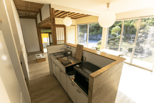 Inn with coral stone walls and garden trees. Enjoy your meal with a view of the well-kept garden.