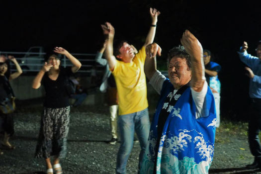収穫を終えた旧暦の8月から9月に豊作の感謝と五穀豊穣の祈願を込めて踊ります。