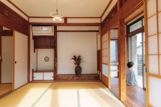 島の「とき」と対話する宿で、集落に暮らすようにご滞在いただけます.