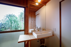 「アダンと海みる宿」洗面コーナー