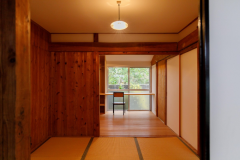 「高倉のある宿」読ドコロ　芭蕉の木のそよぐ音を聞きながら