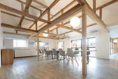 「ハマボウゆれる波音の宿」広々と開放的な、小屋組みを活かしたLDK。