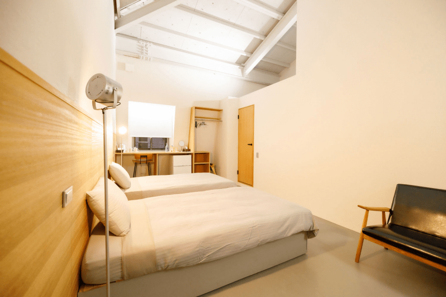 【デラックスツイン】開放的な空間と上質な寝具で、リラックスした滞在をお楽しみください。