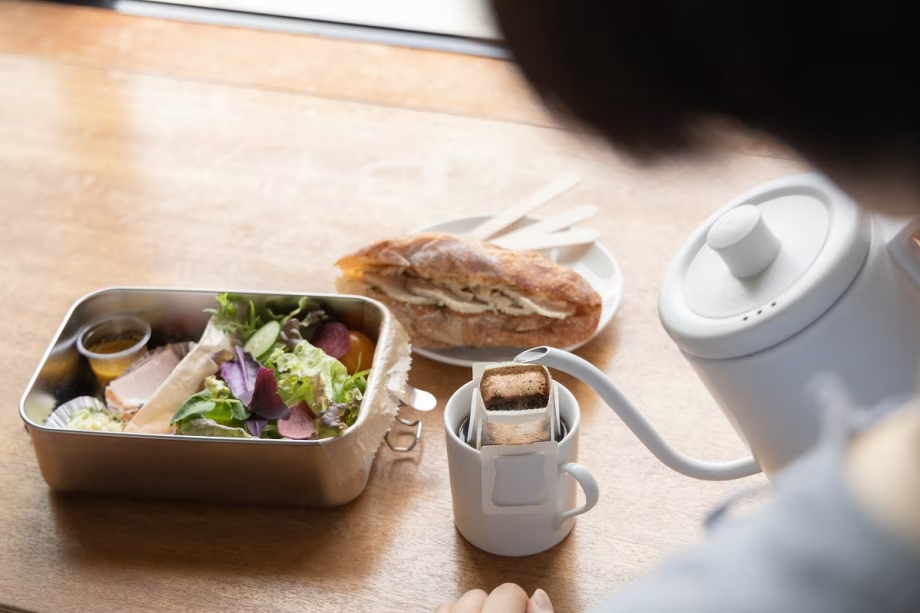 地元の素材を大切に、彩りよくつくられた朝食をご提供いたします。