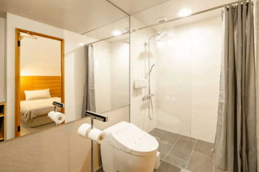 【デラックスツイン】広々とした浴室にはレインシャワーが備え付けられており、旅の疲れを癒してくれます