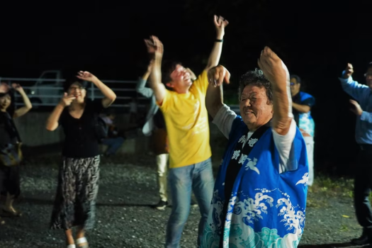 収穫を終えた旧暦の8月から9月に豊作の感謝と五穀豊穣の祈願を込めて踊ります。