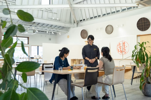 宿泊者も地元の方もみんな一緒（まーぐん）。奄美人の温かさを感じられる特別な空間です。