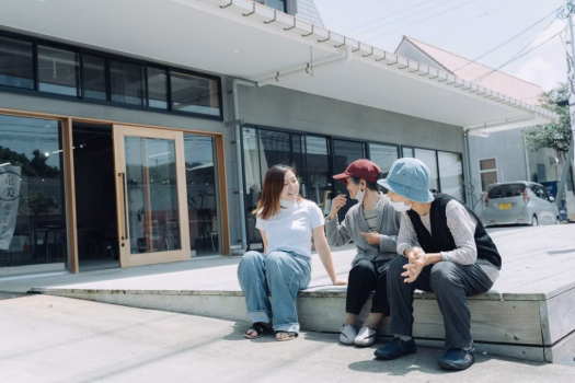 1階のまーぐん広場で、旅人とシマッチュが行き交う