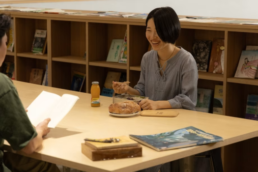 島ならではの本が並ぶ空間で、本を開き、人と出会い、旅が広がる