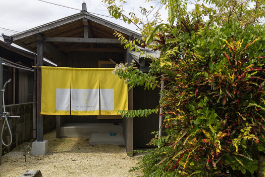 「時うつろう小屋組みの宿」外観