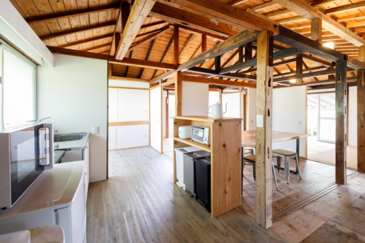 「時うつろう小屋組みの宿」食ドコロ　シンク下には調理器具をご用意しております。
