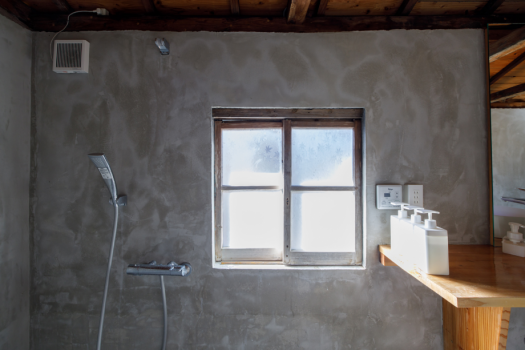 「時うつろう小屋組みの宿」浴ドコロ　シャワーを完備しております。