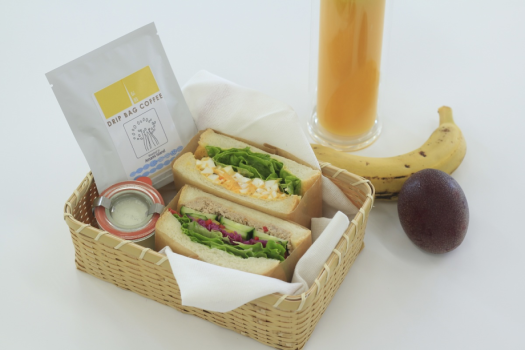 【朝食】お野菜たっぷりで色鮮やかなサンドイッチをお届けします。