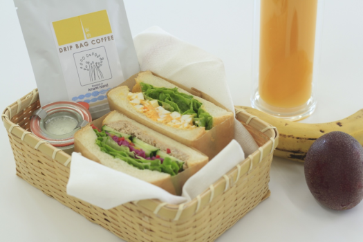 【朝食】島の素材や色鮮やかなお野菜を使ったサンドイッチをお届けします。