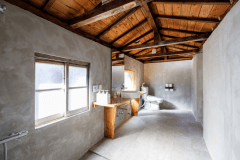 「時うつろう小屋組みの宿」浴ドコロ　脱衣スペース、シャワーを完備しております。