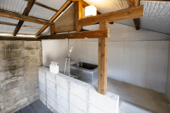 「海みるテラスの宿」浴ドコロ　脱衣スペース、シャワー、浴槽を完備しています。