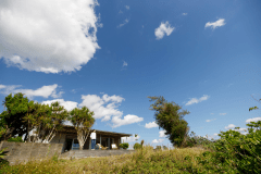 「だんだん芝生と海の宿」気軽に砂浜やテラスへと行き来することができます。