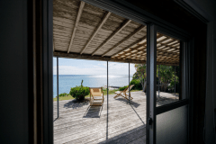 「だんだん芝生と海の宿」外観イメージ　テラスに面してクイーンサイズの広々としたベッドを備え付けており