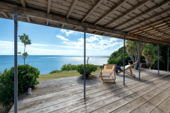 「だんだん芝生と海の宿」眺ドコロ　テラスの横を下ると芝生へ、さらに降りていくと砂浜へ。