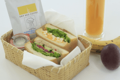 【朝食】島の素材や色鮮やかなお野菜を使ったサンドイッチをお届けします。