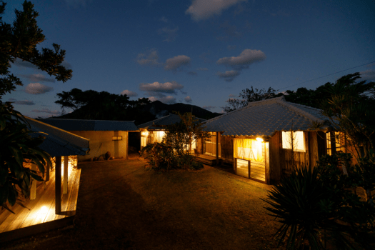 「サンゴ石小屋のある宿」夜の外観