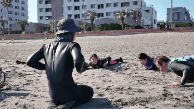 初心者でもプロがわかりやすく波乗りのコツを伝授