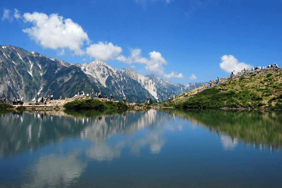 標高2060ｍ。天上の八方池に写る白馬三山は絶景です