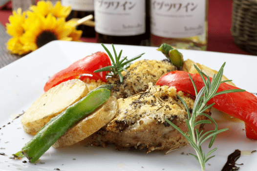 メイン料理一例：鶏肉の香草パン粉焼き