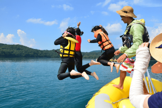 夏の暖かいシーズンならきれいな湖に飛び込んだり泳ぐこともできます。
