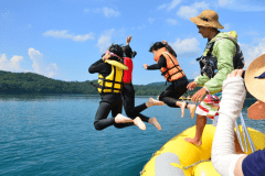 夏の暖かいシーズンならきれいな湖に飛び込んだり泳ぐこともできます。 夏の暖かいシーズンならきれいな湖に飛び込んだり泳ぐこともできます。