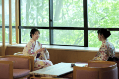 【ロビー・ラウンジ】四季折々の蔵王を眺めながらラウンジでの会話も弾む