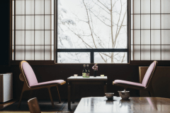 【和室】窓の外に広がる蔵王の景色も宿の魅力