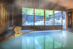 【大浴場／内湯】あたたかな木造りの雰囲気が漂う大浴場。「蔵王岩の露天風呂」付き、24時間入浴可能