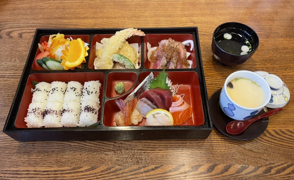 【夕食】ひょうたん「華御膳」
　当ホテルだけの特別御膳です。