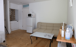 【別館アネックス】メゾネットタイプ2階建てのお部屋です。
1階はお寛ぎスペースになっています。