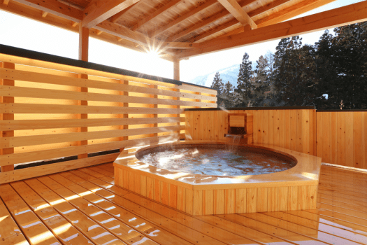 北アルプスや八方尾根の四季折々の景色を眺められる最上階（5階）にある露天風呂で癒しのひと時をお過ごしください