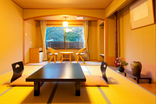 天然温泉を楽しんだ後は、やはり和室のお部屋が落ち着きます。ゆったりとした間取りのお部屋で、旅の情緒を心ゆくまでご堪能ください。