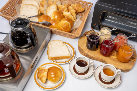 パンとコーヒーもビュッフェスタイルでご用意しております。自家農園や信州のフルーツを使った手作りジャムも好評です。