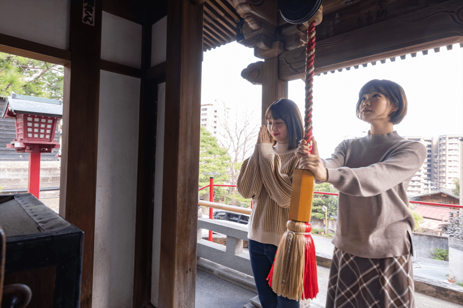 当館目の前、薬師堂。旅の安全を祈願して、チェックアウト前にお参り。