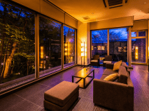 中庭を眺める専用ラウンジ。新館月ノ想のご宿泊者限定